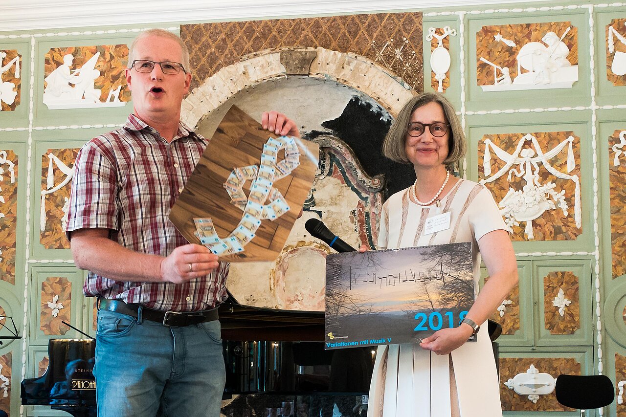 Foto von zwei Personen bei der Spendenübergabe